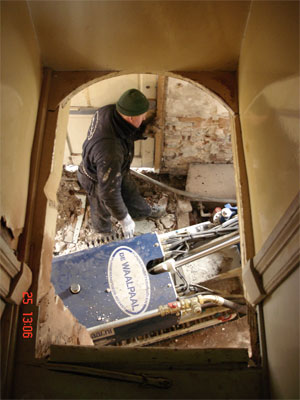 Machine onder trapgat